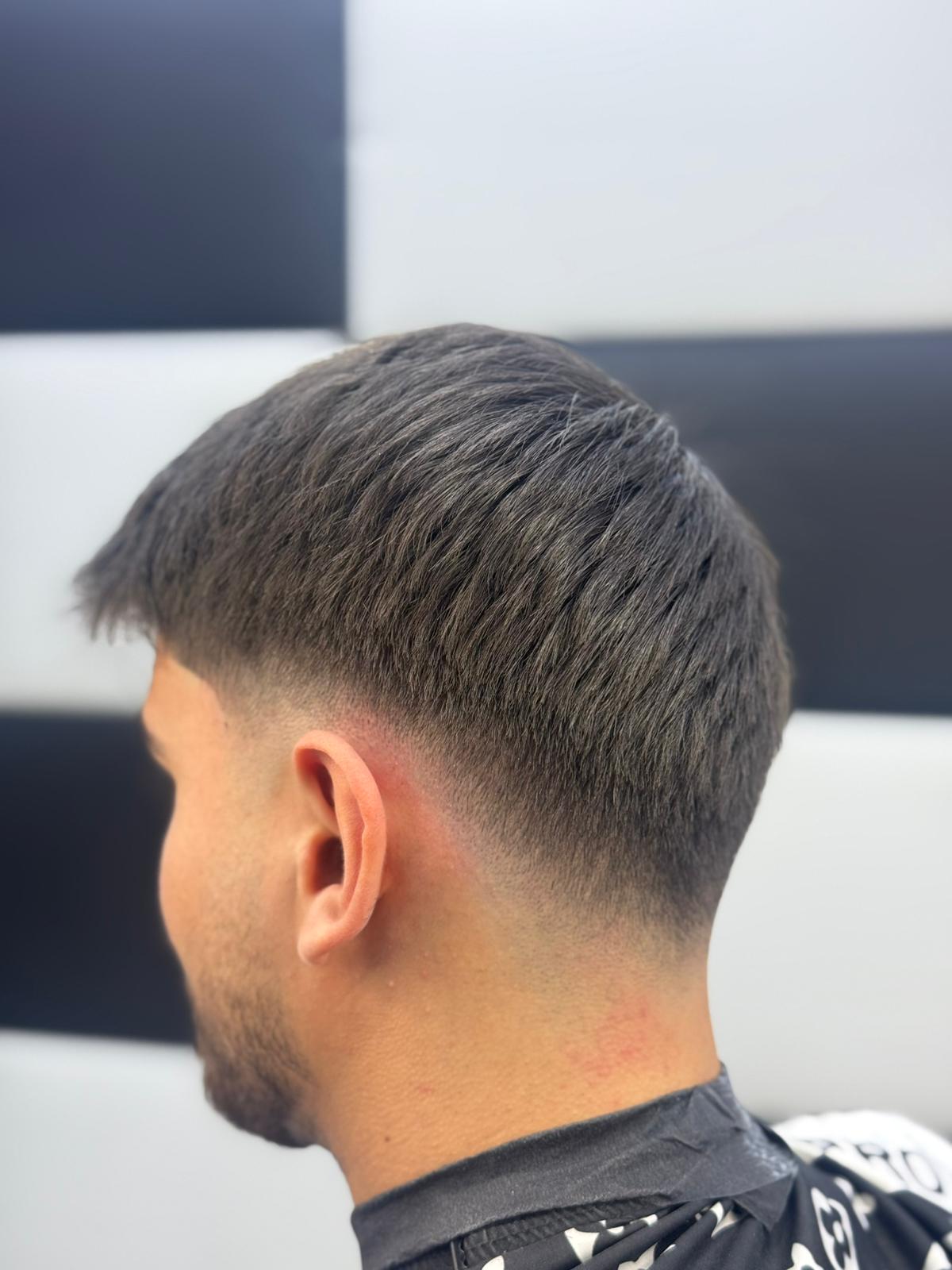 Moderner Low Fade mit texturiertem Top im Brother's Barbershop Wuppertal