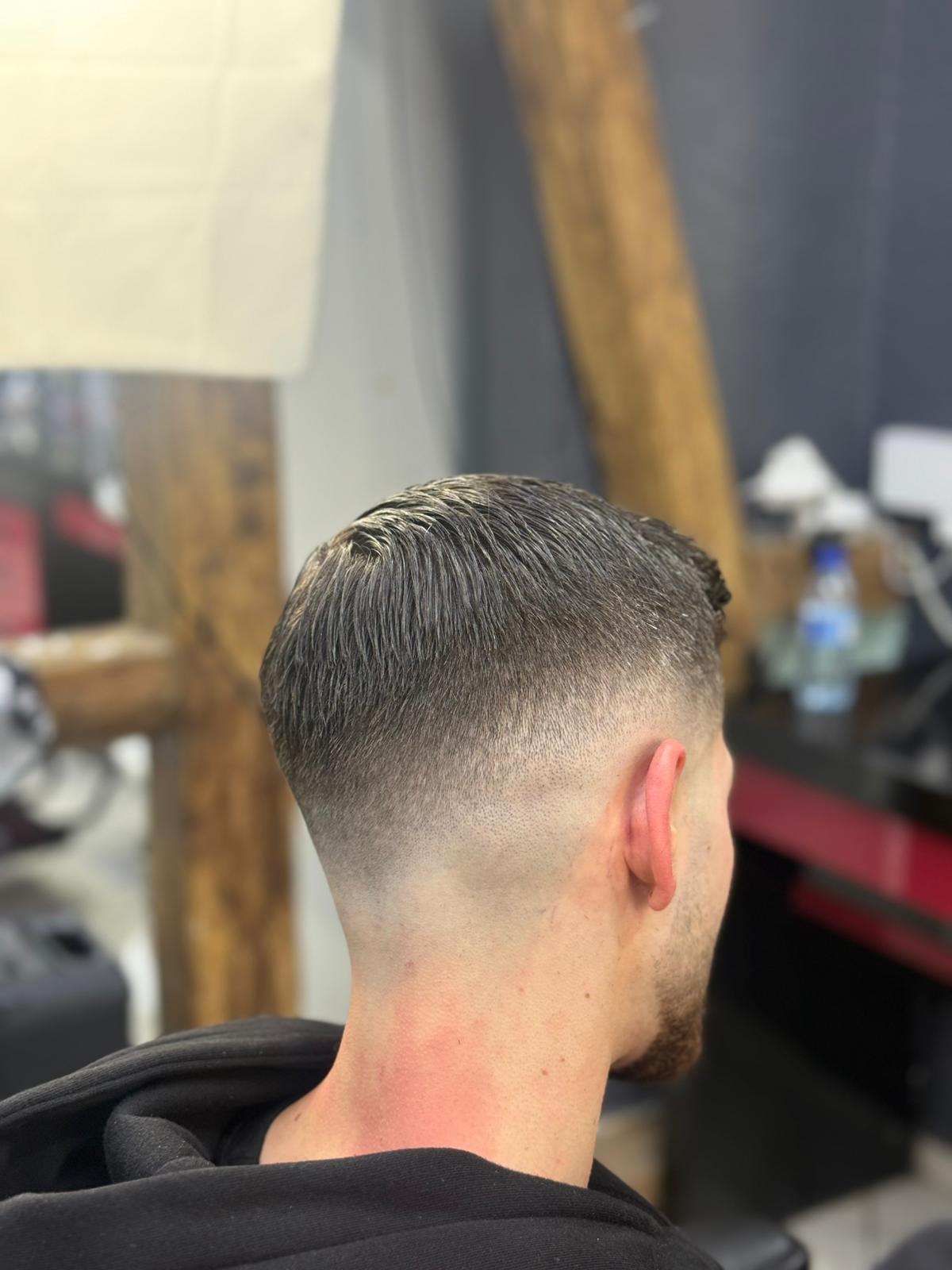 Sauberer Mid Fade mit Pomade-Styling im Brother's Barbershop Wuppertal