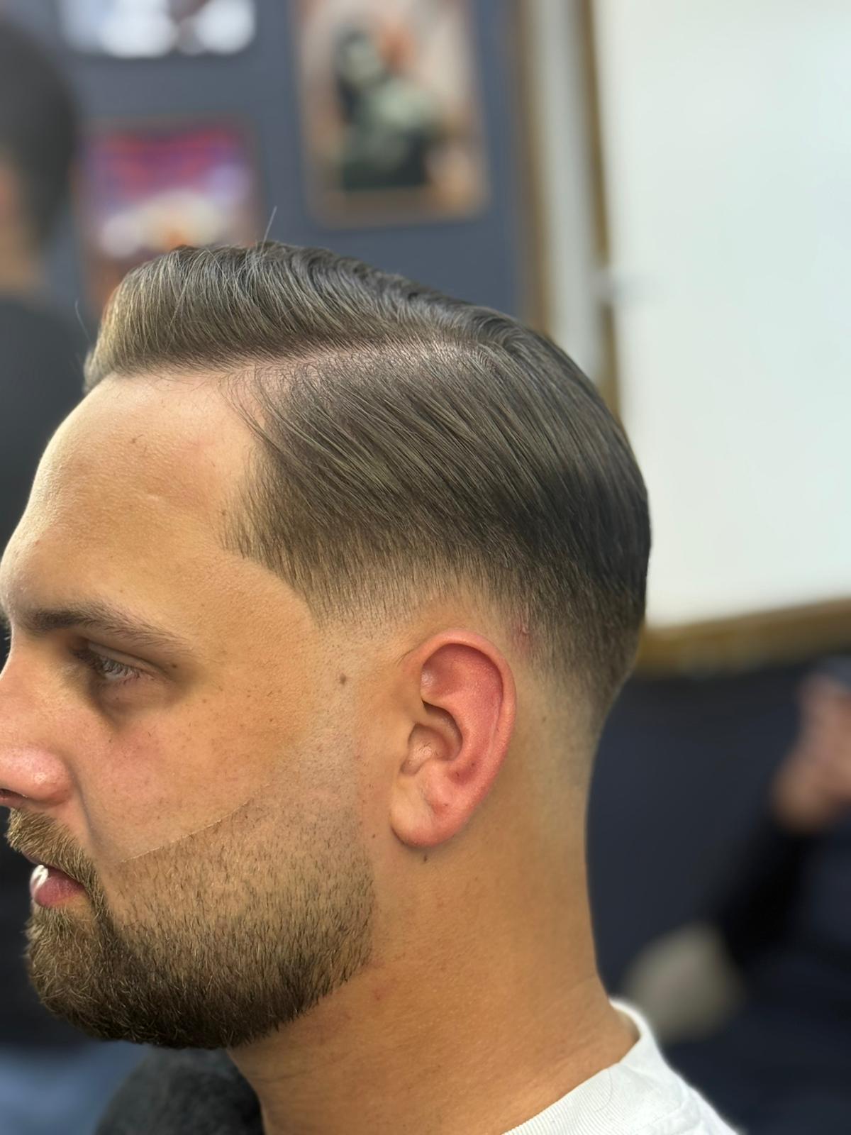 Klassischer Side Part mit Skin Fade im Brother's Barbershop Wuppertal
